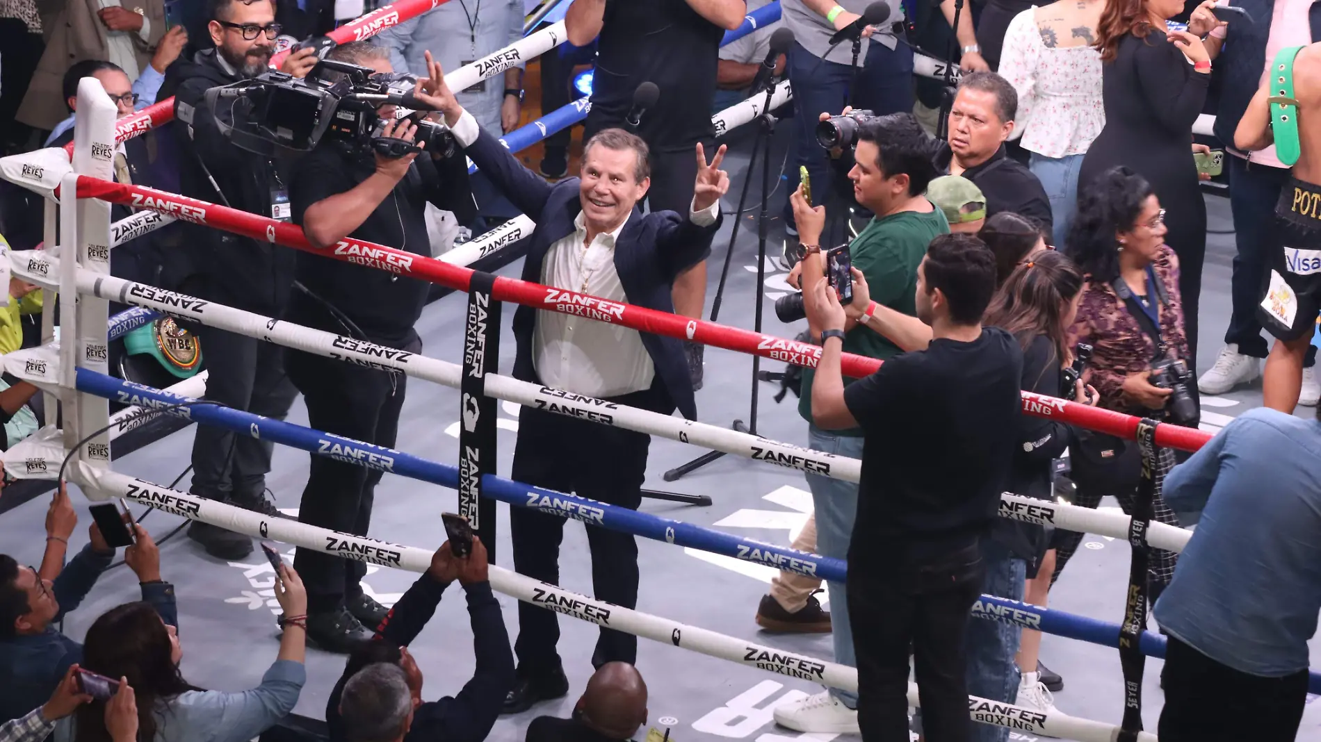 Julio César Chávez recibió la ovación 